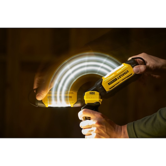Foto van STANLEY SFMCL050B 18V STANLEY FATMAX V20 Pivot Light in gebruik, verstelbare kop in beweging.