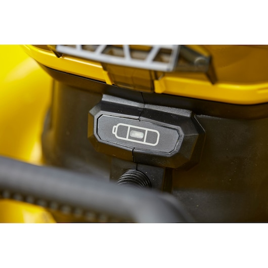 STANLEY SFMCMS2653B close-up van batterij-indicator op gele elektrisch gereedschap, vooraanzicht.
