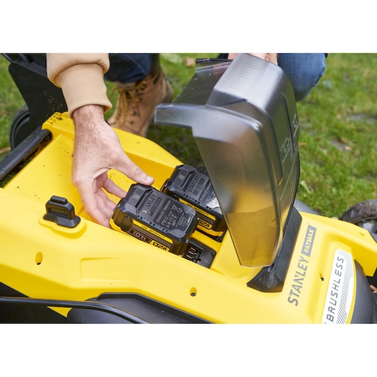 Foto van STANLEY SFMCMWS251M grasmaaier accucompartiment met twee geplaatste batterijen.