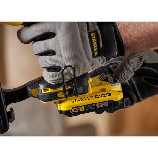Foto van STANLEY SFMCN616B draadloos gereedschap in hand, met FATMAX V20 2.0Ah accu.