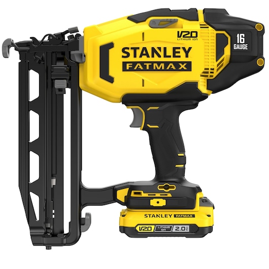 Foto van STANLEY SFMCN616D2K snoerloze tacker, geel en zwart, zijaanzicht met handgreep, accu en magazijn.