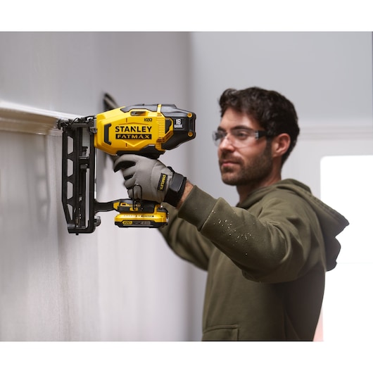 STANLEY SFMCN616D2K draadloze nagelmachine geel-zwart, gebruikt voor wandlijstinstallatie, zijaanzicht.