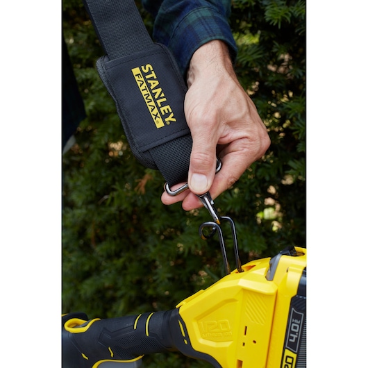 STANLEY SFMCPH845M1 fotografie van zwarte FATMAX-band vastgemaakt aan gele powertool buiten.