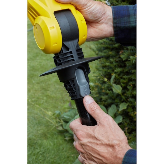 STANLEY SFMCPH845M1 tuingereedschap close-up van handvat en verstellingsmechanisme buiten.