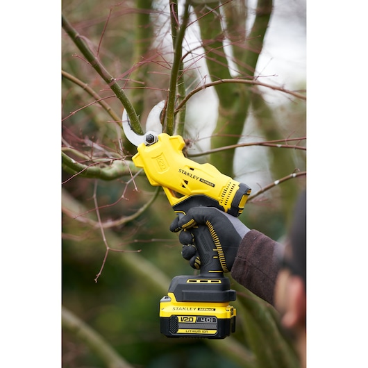 STANLEY SFMCPP32B snoeischaar op accu snoeit takken, geel en zwart, voor buitengebruik.