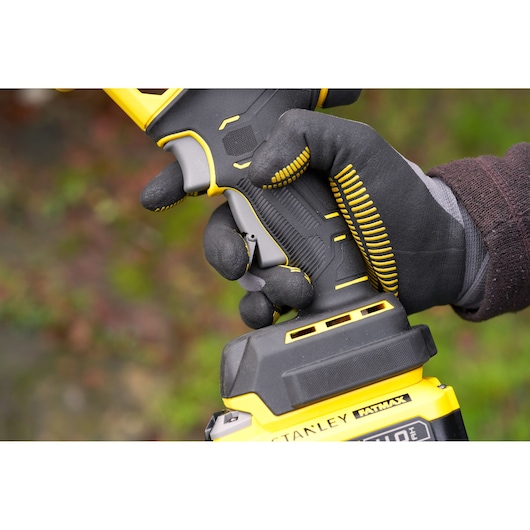 Stanley SFMCPP32B gereedschap handgreep close-up, zwart met geel, handschoen houdt grip vast.