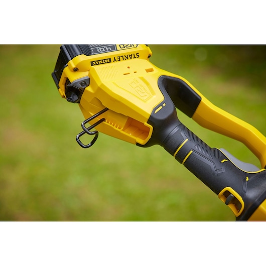 STANLEY SFMCPS620B grastrimmer handgreep close-up met gele en zwarte ergonomische greep en haak.