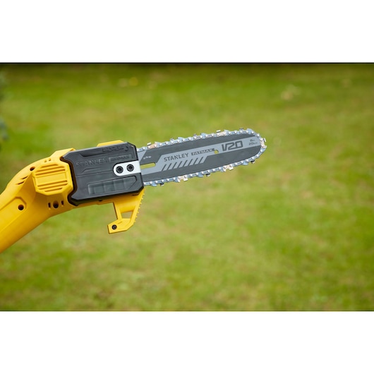 STANLEY SFMCPS620B snoeizaag met gele handgreep en grijs zaagblad buiten op gras.