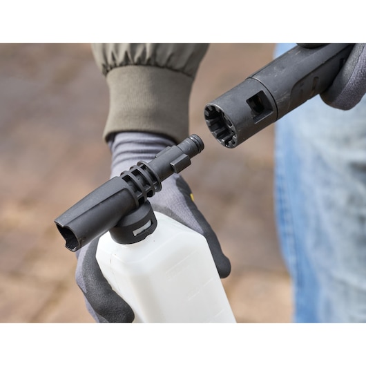 STANLEY SFMCPW1500B schuimflesaccessoire voor hogedrukreiniger, close-up in de hand gehouden.