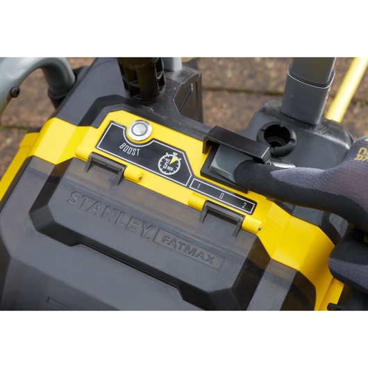 Foto van het bedieningspaneel van STANLEY SFMCPW1500B hogedrukreiniger met boostknop en draaiknop.