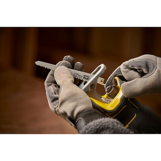 Stanley SFMCS310D2K scie sauteuse équipée d'une lame, gros plan, poignée jaune et noire.