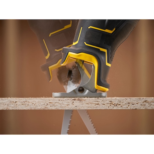STANLEY SFMCS311M1T reciprozaag zaagt hout, close-up zijaanzicht, zwart met gele handgreep.