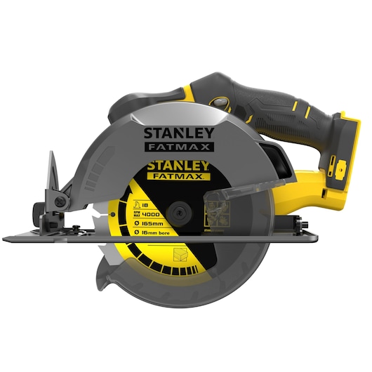 Photo de la scie circulaire STANLEY SFMCS500B, vue latérale, noire et jaune, lame visible et poignée ergonomique.