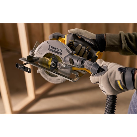 Stanley SFMCS500B scie circulaire en utilisation, gros plan avec raccord de tuyau d’aspiration.