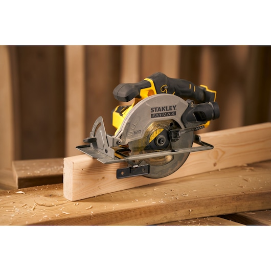 STANLEY SFMCS500B scie circulaire coupe du bois, vue latérale, boîtier jaune et noir, marque FATMAX.