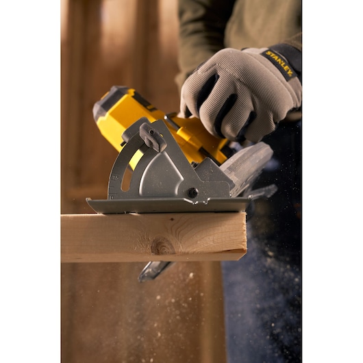 STANLEY SFMCS500B scie circulaire sans fil en action coupant du bois, photographie en gros plan.