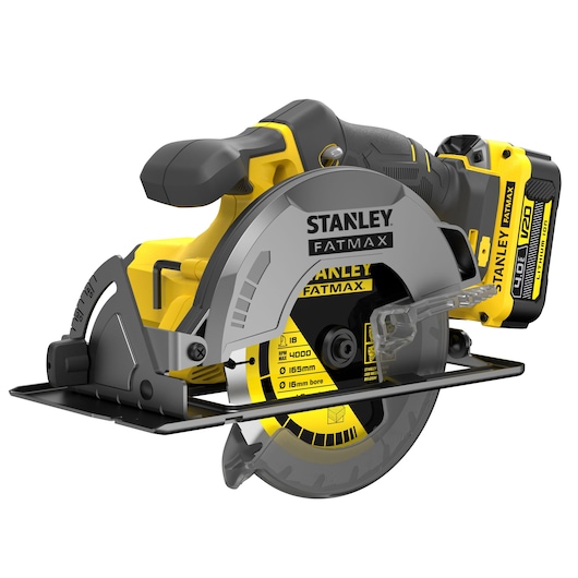STANLEY SFMCS500M2K draadloze cirkelzaag, geel en zwart, vooraanzicht met zaagbladbeschermer en V20 accu.