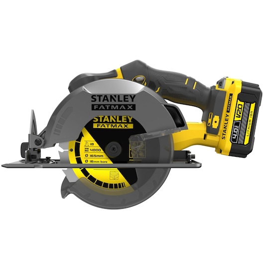 Photo de la scie circulaire sans fil STANLEY SFMCS500M2K, vue latérale, détails jaunes et noirs, batterie V20.