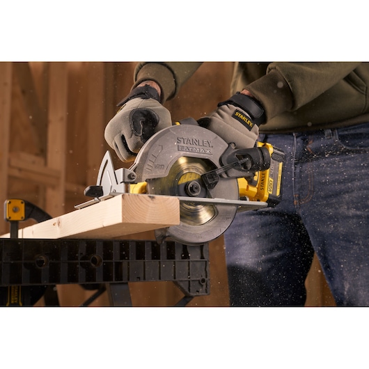 STANLEY SFMCS500M2K scie circulaire en utilisation coupe du bois, gros plan, photographie produit.