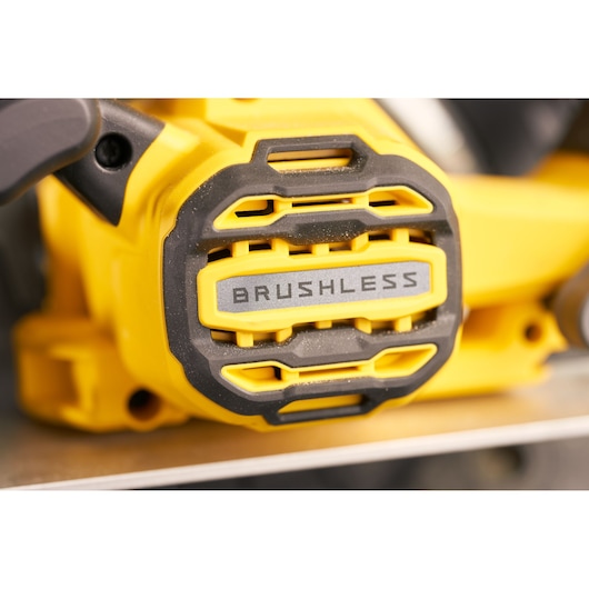 Stanley SFMCS550B détail moteur brushless outil électrique, angle rapproché, boîtier jaune et noir.
