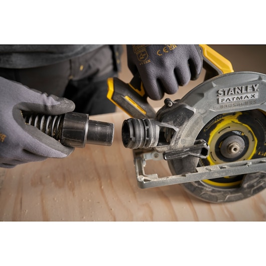 STANLEY SFMCS551M1T cirkelzaag zijaanzicht met stofafzuigslangaansluiting.