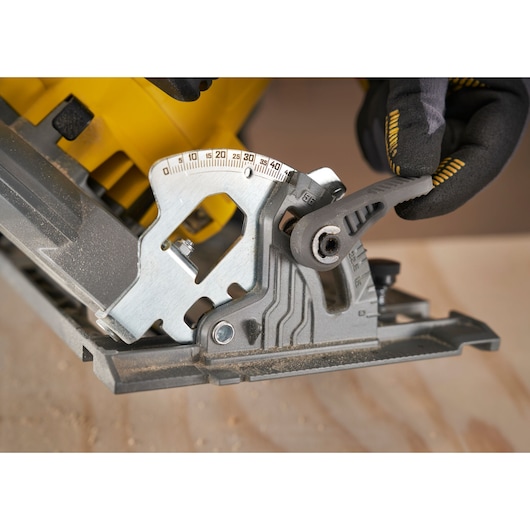 STANLEY SFMCS551M1T cirkelzaag afschuinverstelling close-up foto op houten oppervlak.