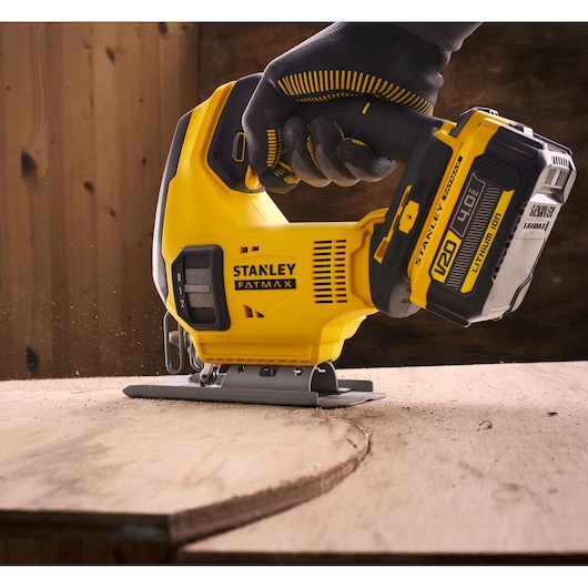 STANLEY SFMCS600B scie sauteuse sans fil utilisée pour couper du bois, vue latérale rapprochée, jaune et noir.
