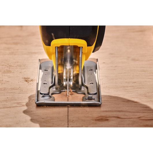 STANLEY SFMCS600B scie sauteuse coupe du bois, angle frontal, corps jaune et noir, photo en gros plan.