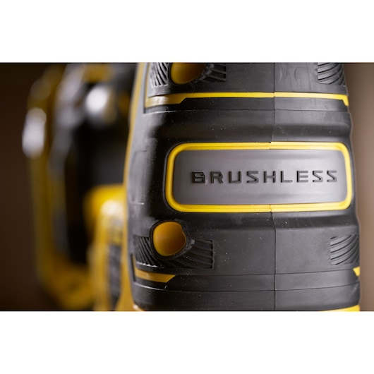 Photo rapprochée de STANLEY SFMCS650B 18V FATMAX V20 scie sauteuse brushless, détail du label brushless.
