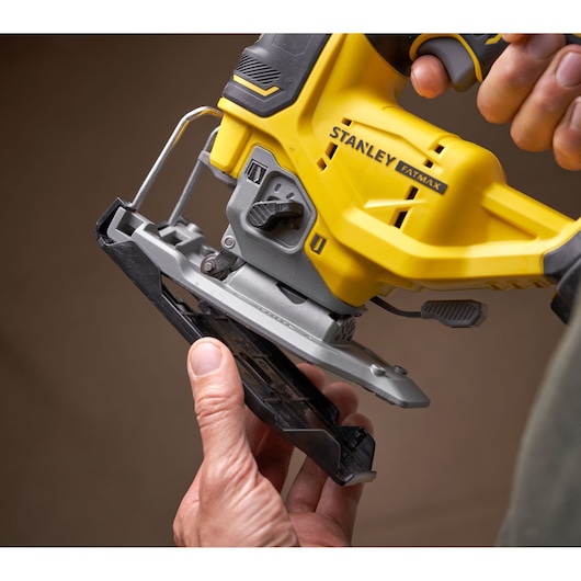 Photo en gros plan de la scie sauteuse sans balais STANLEY SFMCS650B 18V STANLEY FATMAX V20, base fixée par l’utilisateur.