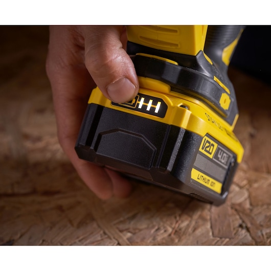 Photo du voyant de batterie du STANLEY SFMCS650M2K 18V FATMAX V20 Brushless Jigsaw en gros plan.