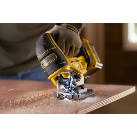 Stanley SFMCS650M2K 18V Stanley FATMAX V20 scie sauteuse brushless coupant du bois, photographie en gros plan.