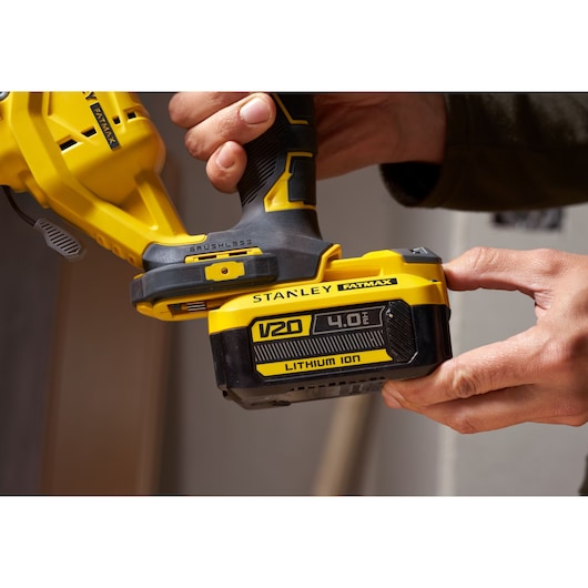 Photo de STANLEY SFMCS650M2K V20 FATMAX scie sauteuse brushless avec batterie lithium ion 4.0Ah, vue rapprochée.