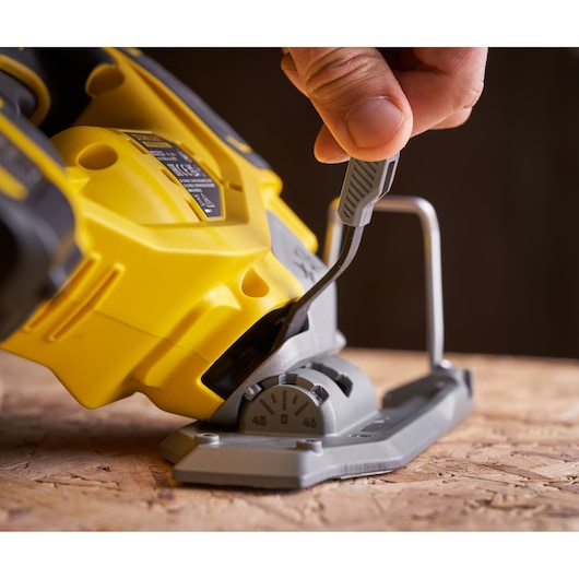 STANLEY SFMCS650M2K 18V STANLEY FATMAX V20 Scie sauteuse brushless gros plan réglage du biseau.
