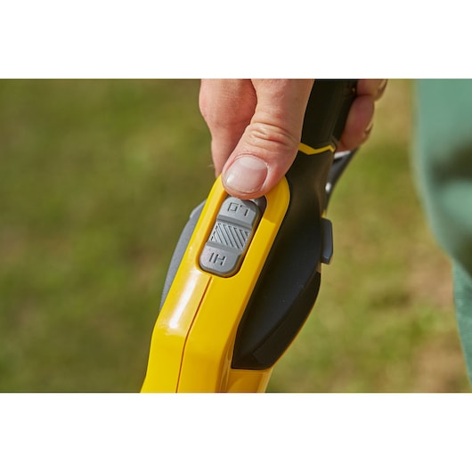 Close-up van geel handvat met grijze HI/LO-schakelaar op STANLEY SFMCSTB963B elektrisch gereedschap.