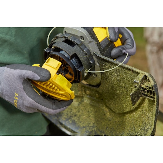 Foto van STANLEY SFMCSTB963B trimmer spoelinstallatie, close-up buitenaanzicht.