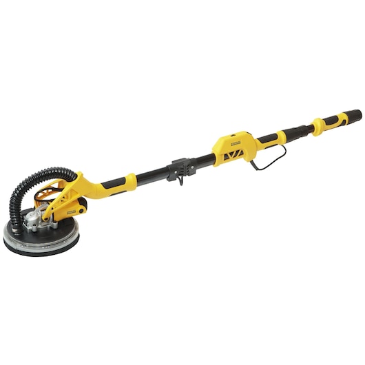 Foto van STANLEY SFMEE500S gipsplaat schuurmachine, geel met zwart, zijaanzicht met uitschuifbare steel en stofslang.
