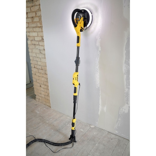 STANLEY SFMEE500S muur schuurmachine met LED-licht, telescopische steel, schuurt gipsmuur, zijaanzicht.