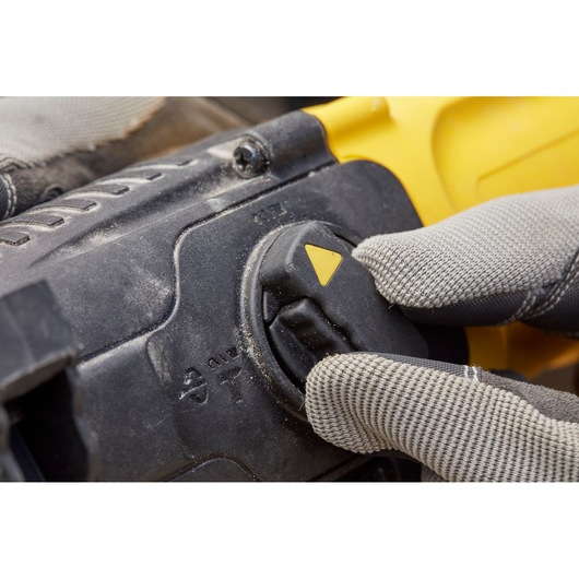 STANLEY SFMEH210K-QS rotatiehamer modusselector close-up met handschoen hand aan de draaiknop.