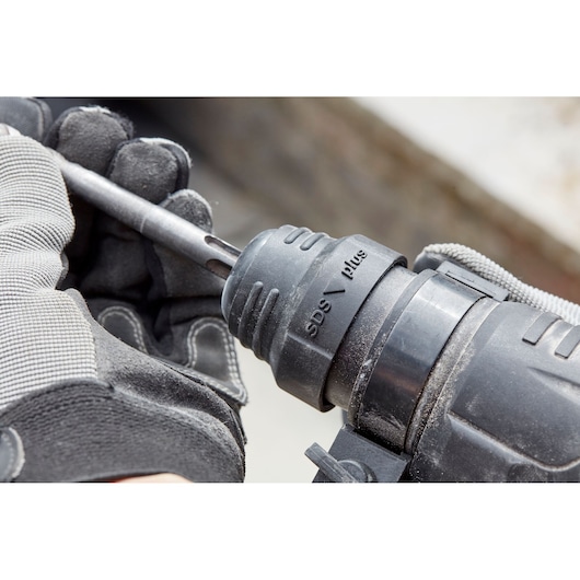 STANLEY SFMEH210K-QS roterende hamer close-up met SDS Plus boor die wordt geplaatst, fotografie.