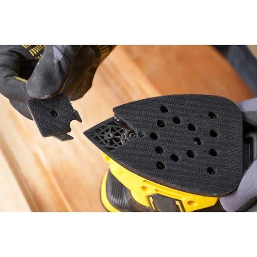 STANLEY SFMEW210S tampon de ponceuse de détail avec embout amovible, photo en gros plan sur une surface en bois.