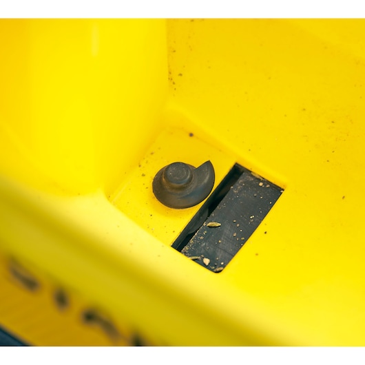 STANLEY STCOE300B gros plan sur l’équipement jaune montrant une pièce en plastique noir avec un peu de poussière.