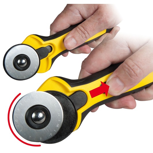 STANLEY STHT0-10194 coupe-rouleau avec manche jaune et noir, gros plan sur la main utilisant le mécanisme de sécurité, vue de face.