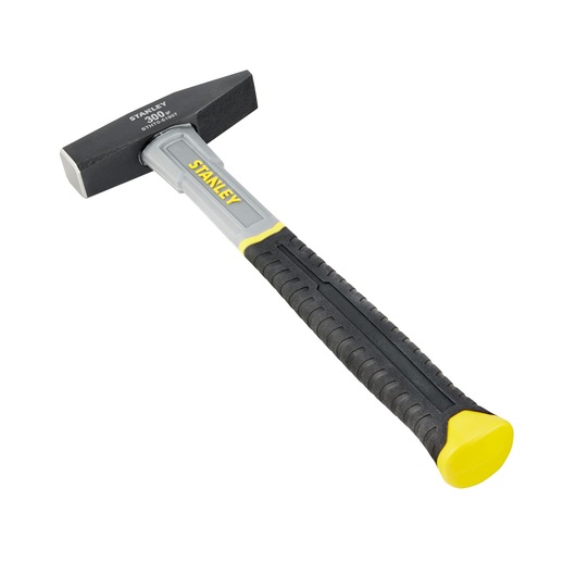 STANLEY STHT0-51907 hamer met zwarte kop, grijs-zwarte handgreep, gele accenten, schuine hoek, witte achtergrond.