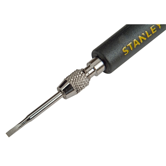 STANLEY STHT0-62633 tournevis de précision à tête plate sur fond blanc, vue en angle.