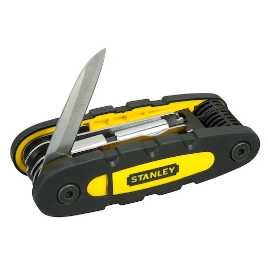 STANLEY STHT0-70695 zwart-gele multitool met open mesblad, productfotografie, hoekaanzicht.