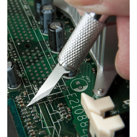STANLEY STHT0-73872 couteau de précision sur carte de circuit verte, photo en gros plan.