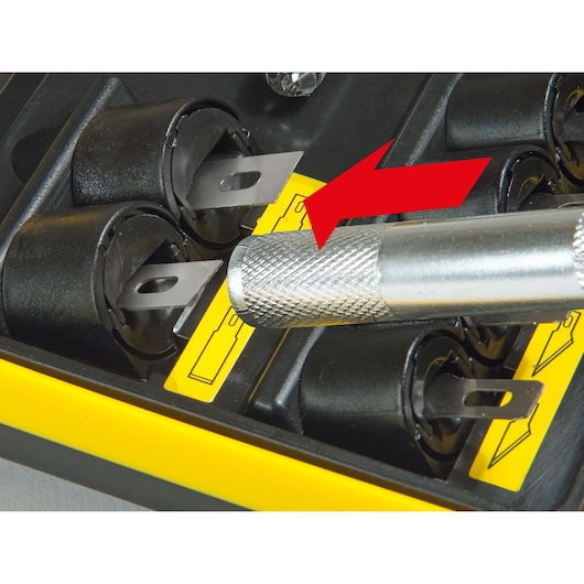 STANLEY STHT0-73872 photographie de manche de couteau de précision et lames de rechange dans support noir et jaune.