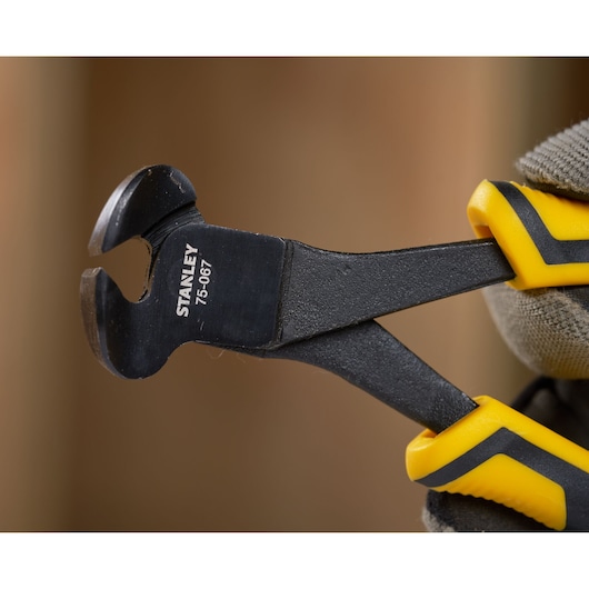 STANLEY STHT0-75067 pince coupe-boulons avec poignées jaune et noire, vue rapprochée.