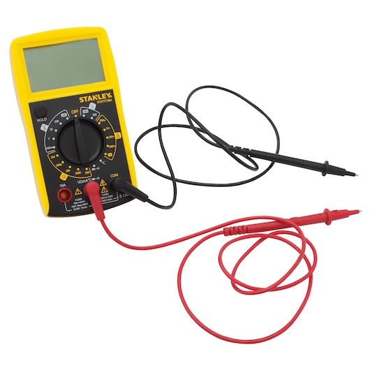 Foto van STANLEY STHT0-77364 digitale multimeter met gele behuizing, groot display en rode en zwarte meetkabels, vooraanzicht.